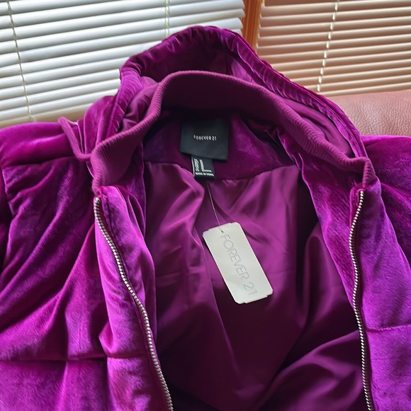 NWT quilted velvety jacket with hood and zipper. Adjustable at bottom size M - Picture 13 of 13